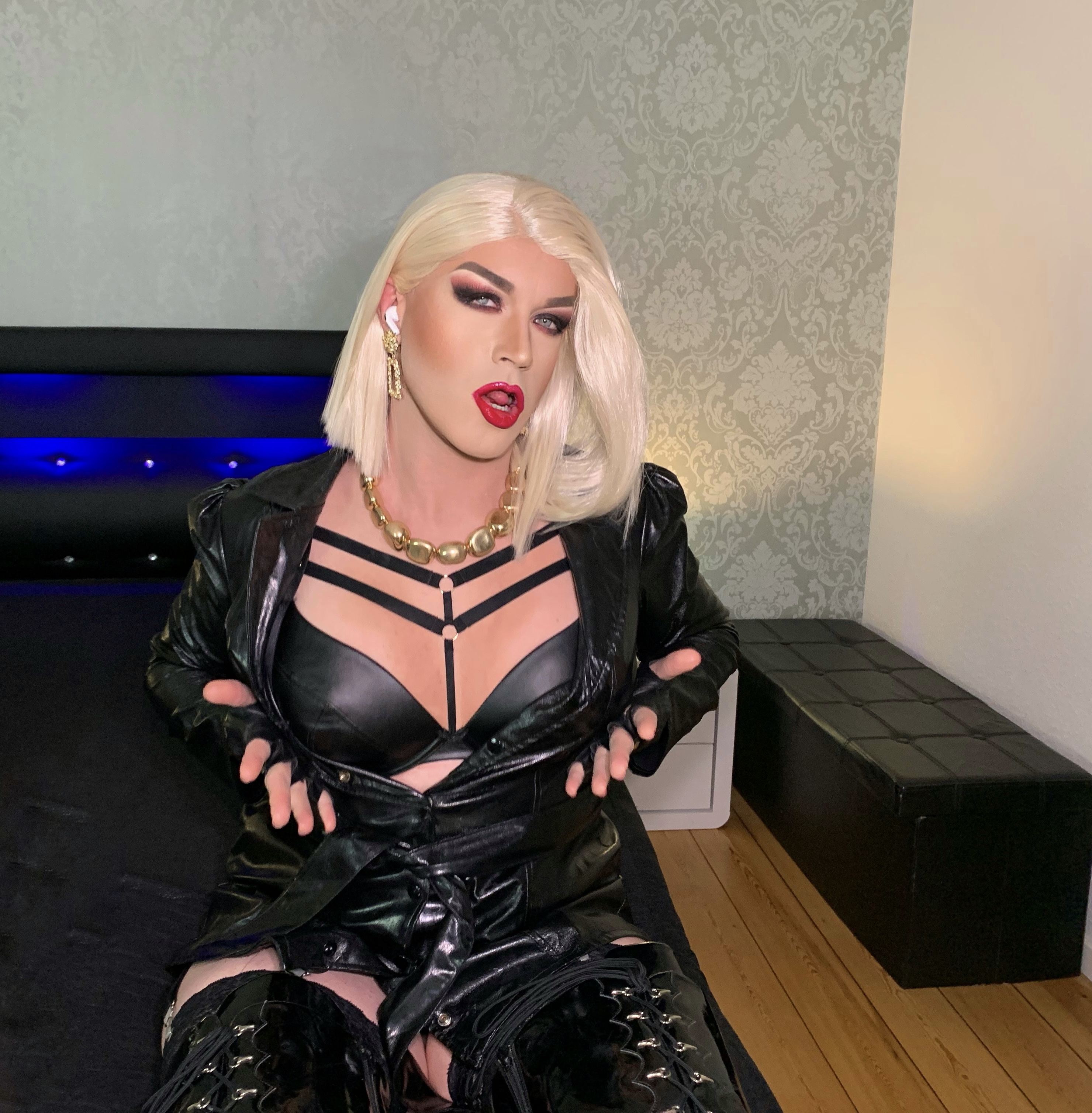 Sissy-Training Messenger Rollenspiele Online und Dominante Transe Livecam